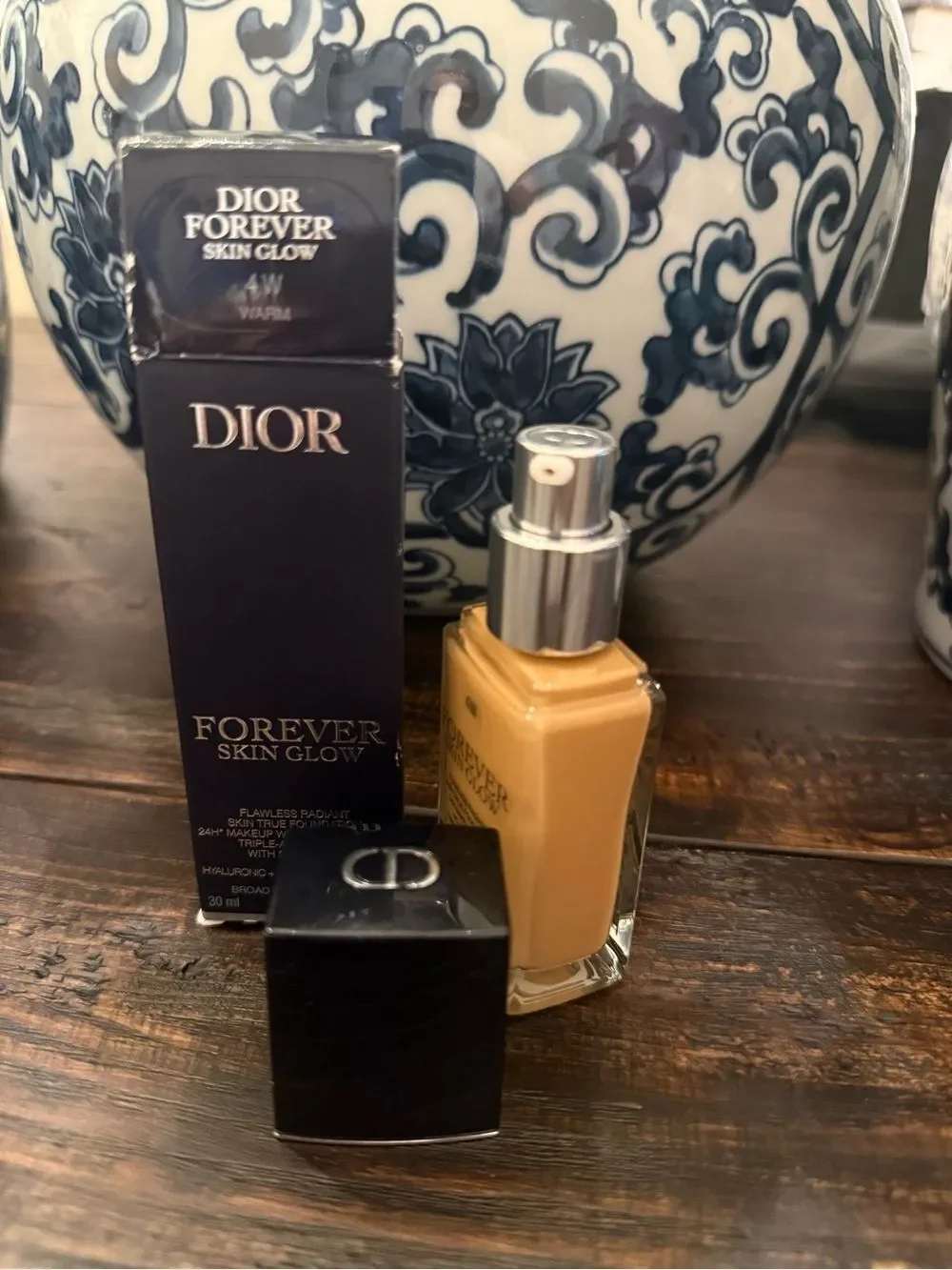 DIOR Forever Skin Glow Liquid Foundation 24HR Wear  Color 4W